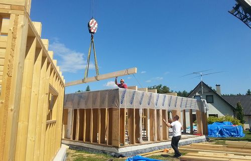 Czy dom wybudowany w konstrukcji drewnianej będzie solidny?