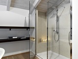 Łazienka na poddaszu - jak wkomponować kabinę prysznicową pod skosami