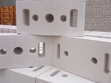 Konstrukcja ścian fundamentowych budowanych z silikatowych bloczków fundamentowych 