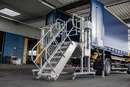  Konstrukcja do bezpiecznego załadunku samochodów ciężarowych, przyczep i kontenerów bez pomocy rampy załadunkowej