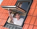 Jak wykonać montaż okna dachowego