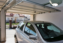 Jak skutecznie zabezpieczyć bramę garażową na czas urlopu?