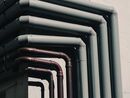 Izolacje techniczne w budownictwie - dlaczego ochrona rurociągów i kanałów jest niezbędna?