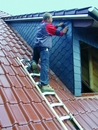 Bezpieczny montaż paneli fotowoltaicznych na dachu - jak wybrać profesjonalną drabinę 