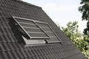 Nowy produkt do okien dachowych - solarna markiza zaciemniająca 