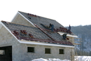 Budowa dachu - jak zabezpieczyć konstrukcję dachu podczas przerwy wymuszonej warunkami pogodowymi?