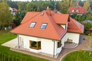 Aranżacje dachów z nowoczesną, płaską dachówką 