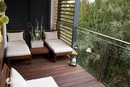 Balkon wykończony drewnem zgodnie z trendem hygge, który sprzyja relaksacji 