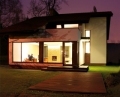 Czy można oświetlać dom bez użycia żarówek? Dom oświetlany przez diody LED.