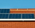 Za pomocą czego czerpać energię ze środowiska? Kolektory słoneczne na dachach. 
