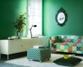 Jaki kolor ścian jest modny w aranżacji wnętrz? Farby w zielonych odcieniach na topie.  