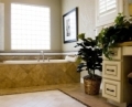 Czym czyścić zawilgocone powierzchnie w łazience? Środek do czyszczenia ciemnych nalotów.