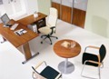 Meble biurowe, które wprowadzają ład i symetrię w biurze - meble z drzwiami przesuwanymi Komandor z systemem regałów i biurek.