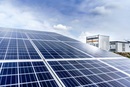 Koniec mrożenia cen prądu. Fotowoltaika z magazynem energii i AI daje oszczędności przez cały rok