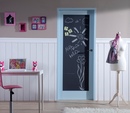 Drzwi wewnętrzne do pokoju dziecięcego z tablicą do pisania 