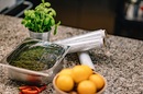 Folia aluminiowa i spożywcza bez tajemnic. Jak ich używać bezpiecznie i skutecznie