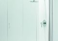 Nowoczesna łazienka dzięki nowemu parawanowi wannowemu firmy Coram Showers