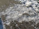 Zimowe oczyszczanie kostki brukowej z lodu i śniegu