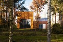 Dom w lesie z piękną elewacją z modrzewia syberyjskiego 
