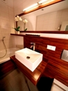 Aranżacja łazienki z użyciem drewna