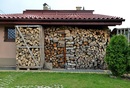 Drewno do kominka - jakie wybrać i jak je prawidłowo przechowywać