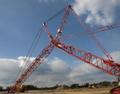 Dźwigi-giganty na placu budowy nowego terminalu na wrocławskim lotnisku