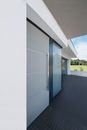 Dom w wysublimowanym minimalistycznym stylu typu studio - jakie drzwi zewnętrzne?
