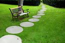 Wyjątkowe ścieżki ogrodowe z okrągłych płytek chodnikowych