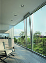 Duże przeszklone powierzchnie w domu jednorodzinnym - jakie systemy okienne zastosować? 