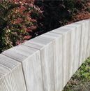 Betonowa palisada imitująca drewno, do wykańczania ogrodowych aranżacji 