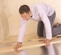 Prace wykończeniowe: jak prawidłowo położyć panele podłogowe