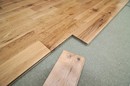 Lakierowanie podłogowych paneli drewnianych