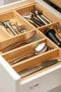 Praktyczny, drewniany organizer do szuflady niezbędny w każdej kuchni