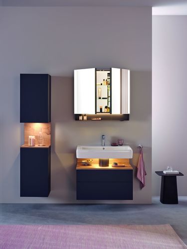 Oświetlenie zapewnia naturalną i komfortową atmosferę w łazience