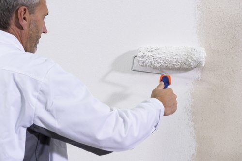 kiedy warto zagruntować ścianę przed malowaniem?