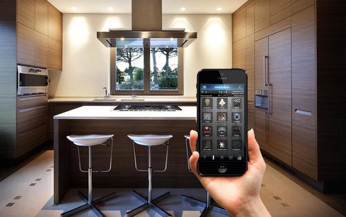 Smart home to również oszczędności względem tradycyjnego monitoringu i kontroli ruchu w budynku.