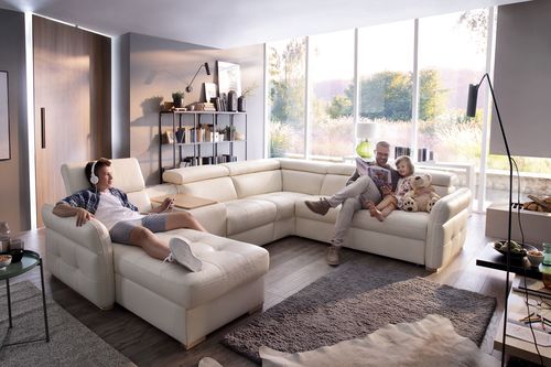 Sofa w kształcie litery U to idealne rozwiązanie do dużego salonu