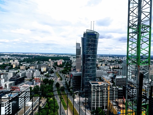 Mieszkanie w Warszawie czy dom pod miastem – co wybrać? 