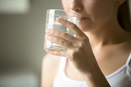 Dlaczego picie wody alkaicznej korzystniej wpływa na nasze zdrowie niż zwykła woda?