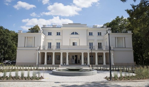 Odrestaurowany, klasycystyczny pałac w Jankowicach
