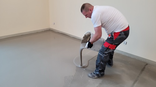 Jak przygotować podłoże pod nową podłogę? Przewodnik po masach samopoziomujących