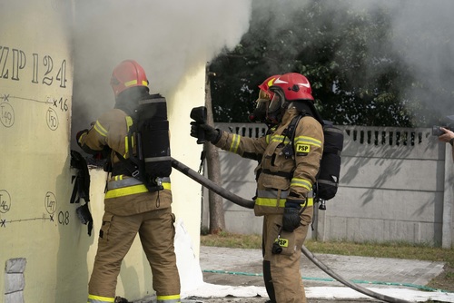 Pożar w Ząbkach – tragiczne skutki zaniedbań i pilny apel PIIB o ogólnopolską kontrolę poddaszy