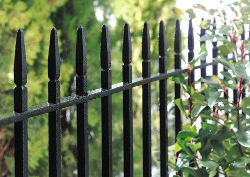 Odnawiamy metalowe ogrodzenie - jakie farby antykorozyjne będą w tym pomocne?