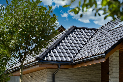 Dachówka ceramiczna to inwestycja na dekady. Sprawdź, czego nie robić przy jej wyborze