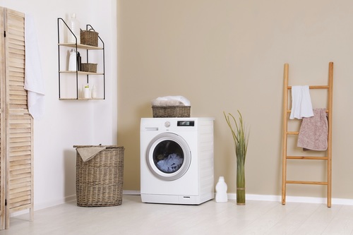 Tanie sposoby na piękną łazienkę. Farby, dodatki i pomysły, które robią różnicę