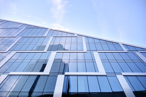 Czym się skutecznie uszczelnia fasady aluminiowo-szklane?