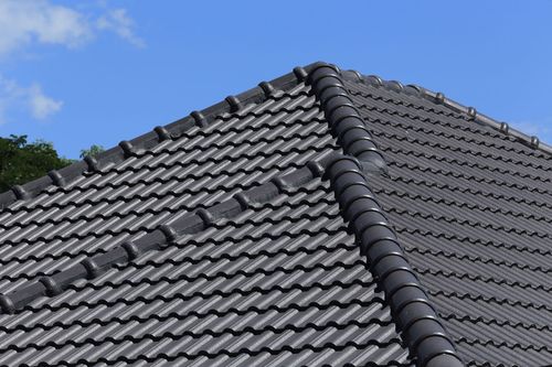 Zabezpieczenie kalenicy - istotna rola dla szczelności, estetyki i trwałości całego dachu