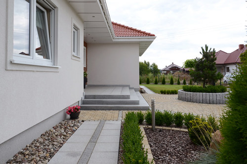 Jak nadać ogrodowi charakter? Drewniane plastry, żwir czy kamień naturalny