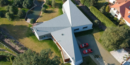 FAN-CY-HOUSE - geometryczny i ekstrawagancki dom, inspirowany kształtem wiatraka
