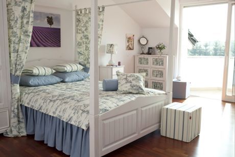Styl prowansalski w sypialni - kilka inspiracji jak wybrać meble i dodatki